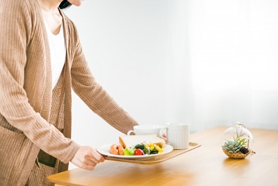 食事を用意する母